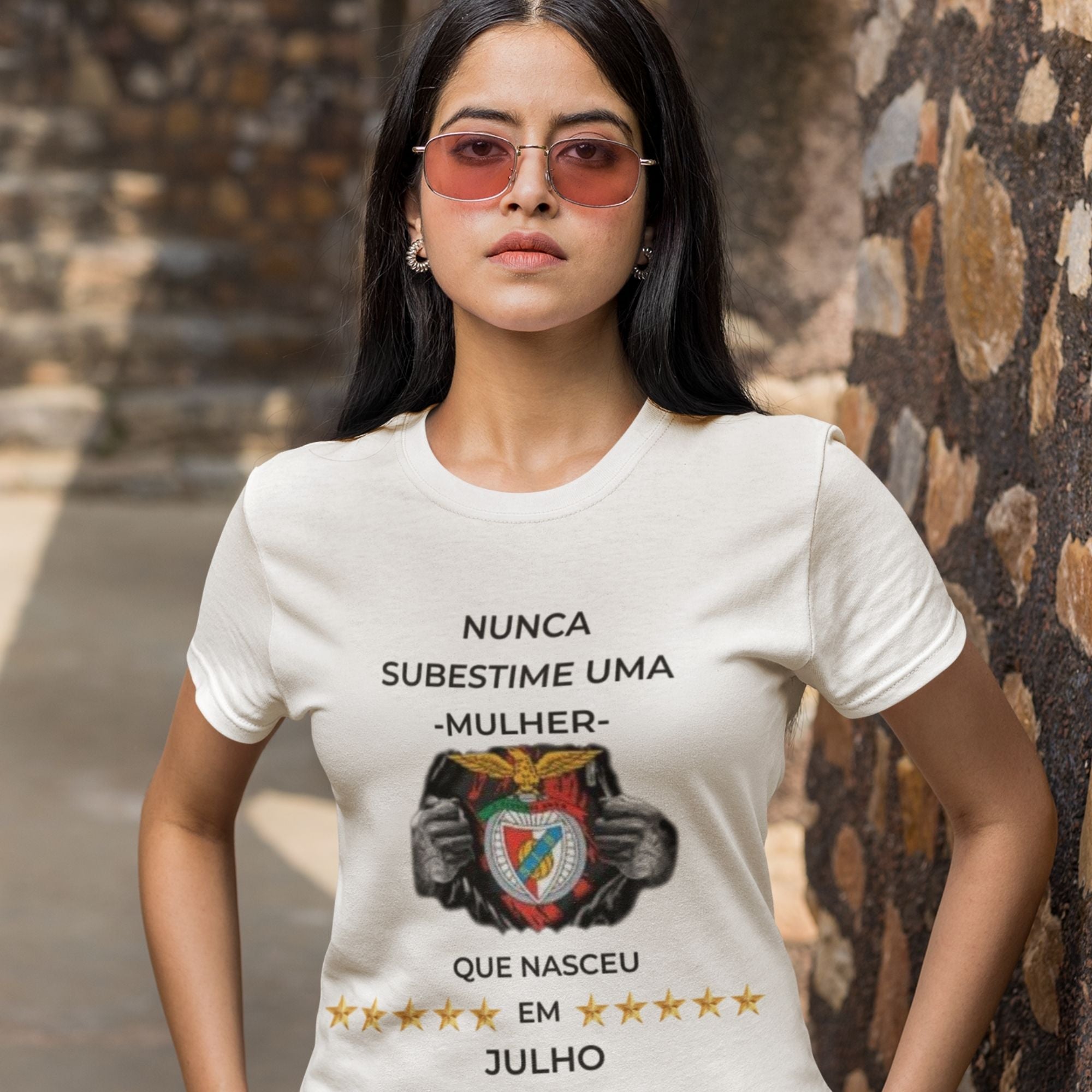 T-shirt “Nunca Subestime uma Mulher de Julho – Benfica